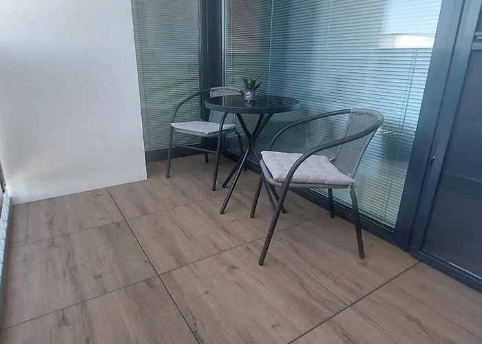 Laura & Private Parking *