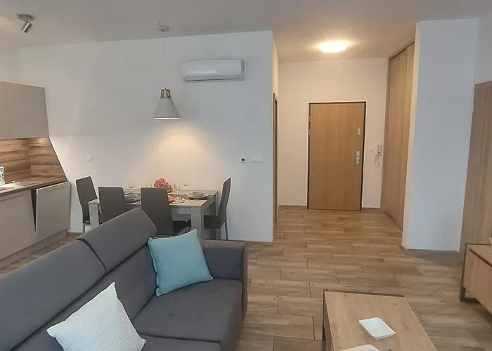 Laura & Private Parking *